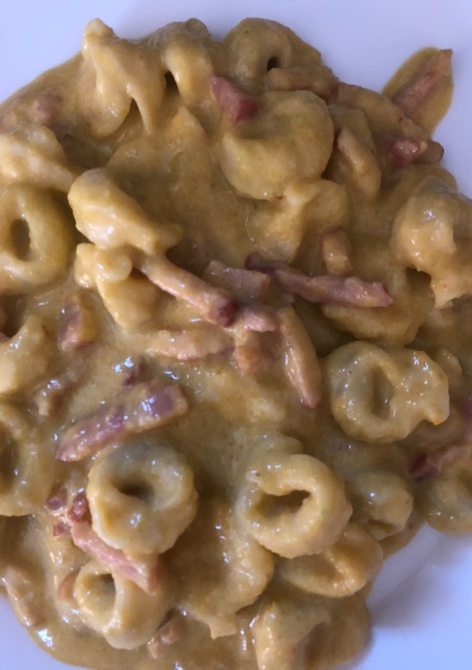 Una foto de Tortellinis con bacon, salsa de verduras y queso
