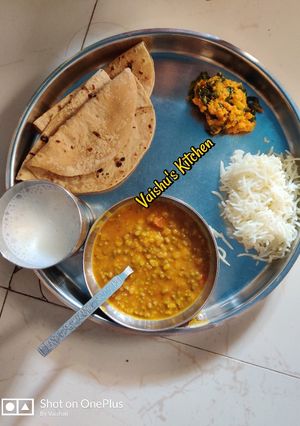 ગુજરાતી થાળી(Gujarati thali Recipe in Gujarati) રેસીપી મુખ્ય ફોટો