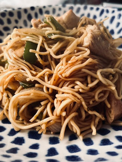 Una foto de Tallarines chinos con salsa teriyaki