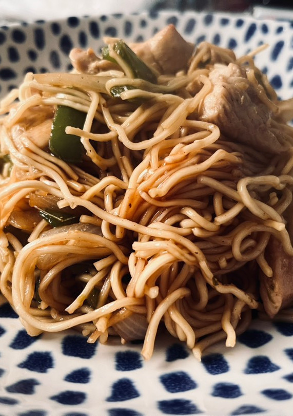 Una foto de Tallarines chinos con salsa teriyaki