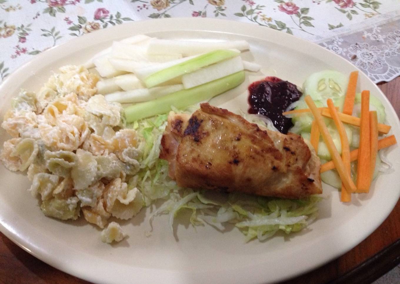 Pechugas de pollo acompañadas de salsa de zarzamora y chipotle