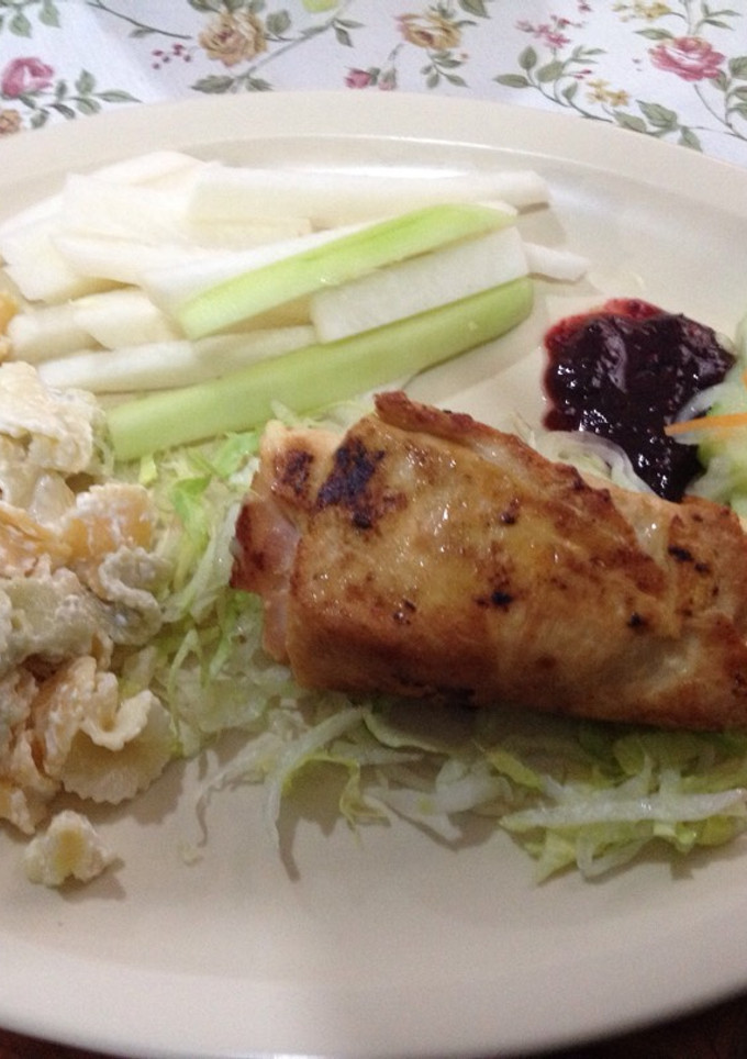 Una foto de Pechugas de pollo acompañadas de salsa de zarzamora y chipotle