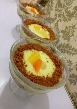 A picture of Custard with biscuit.