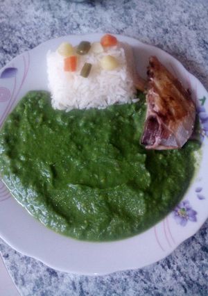 Una foto de Puré de papa y espinaca con pescado frito
