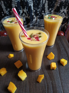 મેંગો લસ્સી (Mango Lassi Recipe In Gujarati) રેસીપી મુખ્ય ફોટો