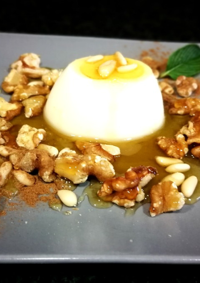 Una foto de Miel con queso Burgos de Arias y frutos secos