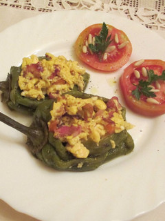 Una foto de Pimientos asados rellenos con huevos revueltos al bacon