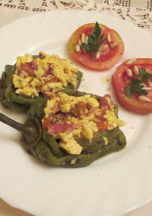 Foto principal de Pimientos asados rellenos con huevos revueltos al bacon