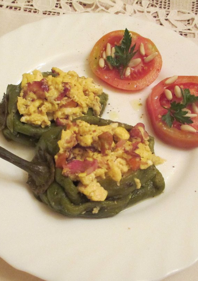 Una foto de Pimientos asados rellenos con huevos revueltos al bacon