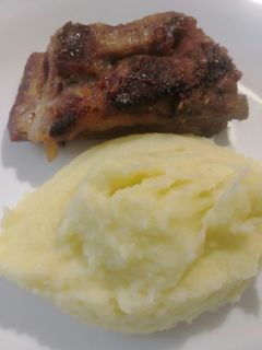 Mézes, mustáros oldalas grillen sütve, krumplipürével recept fotója