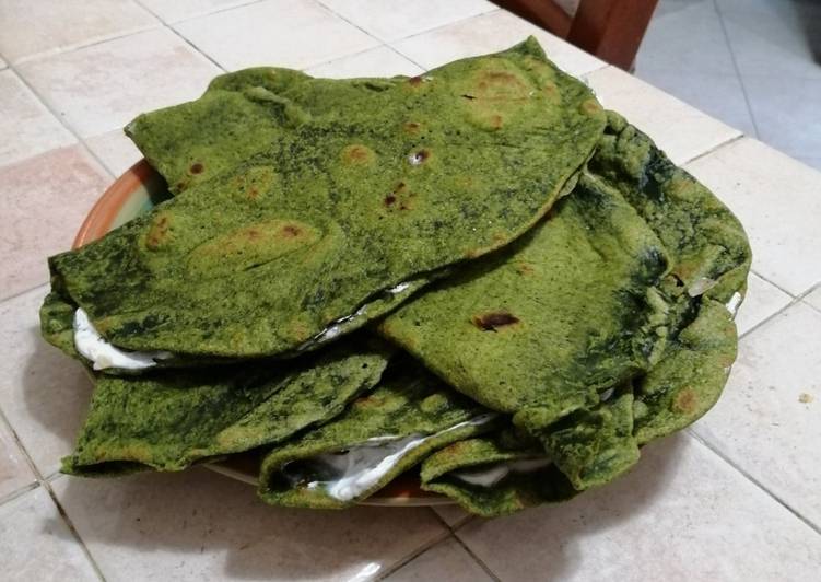 Piadina agli spinaci con crema allo yogurt greco e salmone affumicato