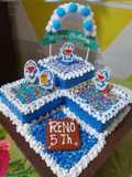 Kue ulang tahun tumpuk susun segi empat