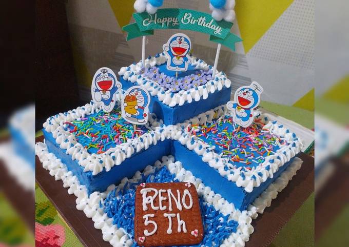 Kue ulang tahun tumpuk susun segi empat