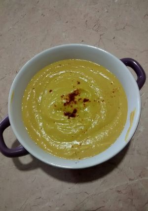 Una foto de Crema de arvejas y zanahorias