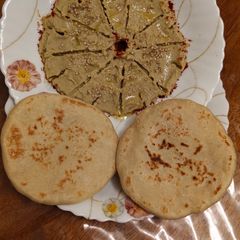 A picture of Hummus and Pita Bread.