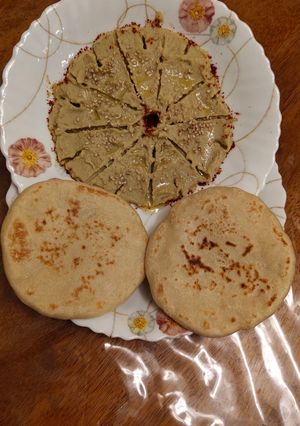 A picture of Hummus and Pita Bread.