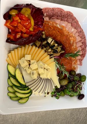 Una foto de Antipasto carnes frías queso y vegetales