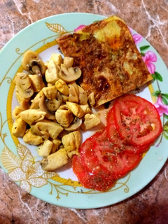 Una foto de Tortilla de Vegetales y Pollo al Curry con Champignone🥕🥒🥔🍗😋