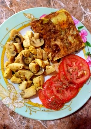 Una foto de Tortilla de Vegetales y Pollo al Curry con Champignone🥕🥒🥔🍗😋