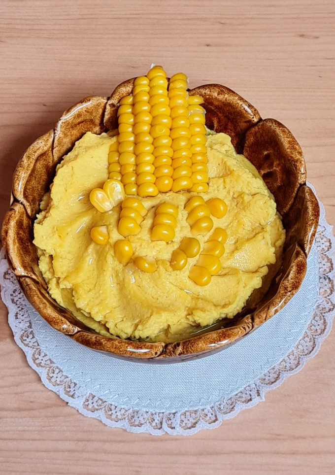 Una foto de Hummus con choclo 🌽