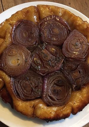 Une photo de Tarte tatin aux oignons et au thym
