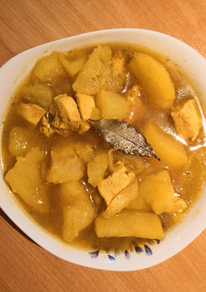 Una foto de Patatas guisadas con pollo 🥔 🐔 fáciles