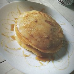 A picture of Raisins,banana pankace.