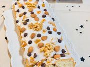 Una foto de budin glaseadas chips de chocolate