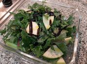 Una foto de ensalada de kale
