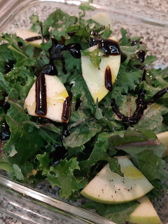 Una foto de Ensalada de Kale y Manzana Verde