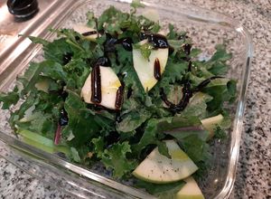 Una foto de Ensalada de Kale y Manzana Verde