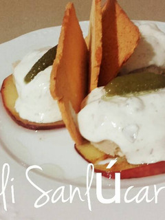 Una foto de Tapa fiambre de lomo de atún y gambas en cama de manzana asada y salsa tártara