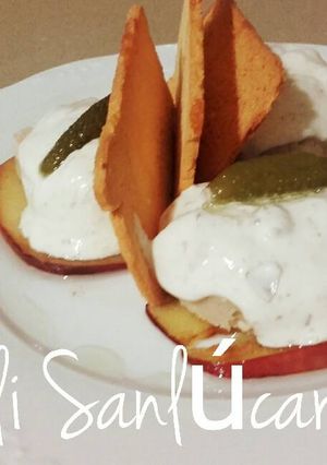 Foto principal de Tapa fiambre de lomo de atún y gambas en cama de manzana asada y salsa tártara