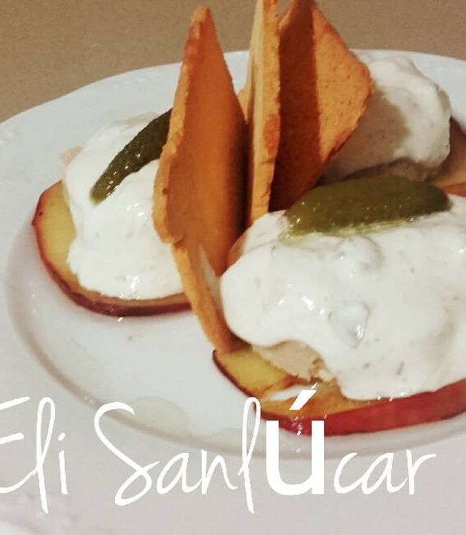 Foto principal de Tapa fiambre de lomo de atún y gambas en cama de manzana asada y salsa tártara