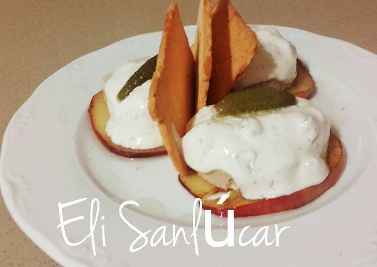 Tapa fiambre de lomo de atún y gambas en cama de manzana asada y salsa tártara