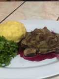 Chuletas de cerdo en salsa de vino tinto y puré de papa con ajo