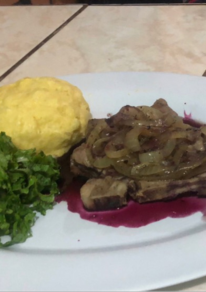 Una foto de Chuletas de cerdo en salsa de vino tinto y puré de papa con ajo