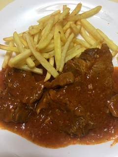 Una foto de Chuletas de aguja de cerdo con salsa de tomate en olla express