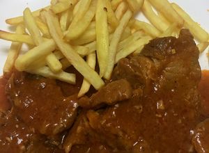 Foto principal de Chuletas de aguja de cerdo con salsa de tomate en olla express