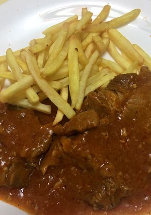 Foto principal de Chuletas de aguja de cerdo con salsa de tomate en olla express