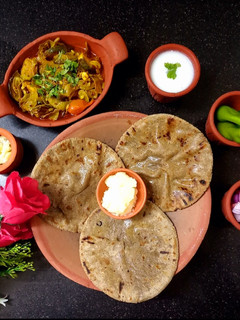 બાજરા ના રોટલા શિયાળા સ્પેશિયલ (Bajra Rotla Winter Special Recipe In Gujarati) રેસીપી મુખ્ય ફોટો