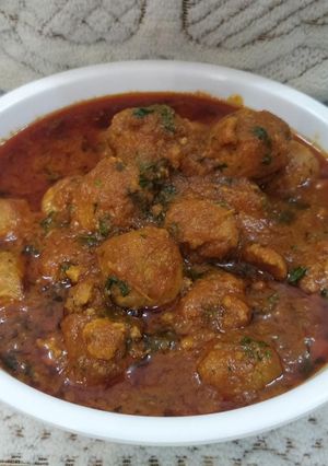 A picture of Chicken keema kofta curry.
