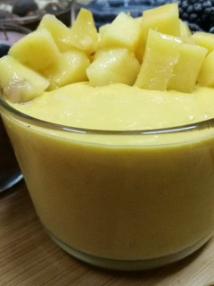 A picture of Mango bowl smoothies.
