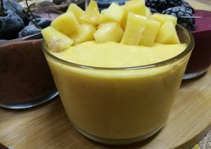 Mango bowl smoothies