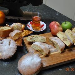 A picture of Tiny Apple Cakes.