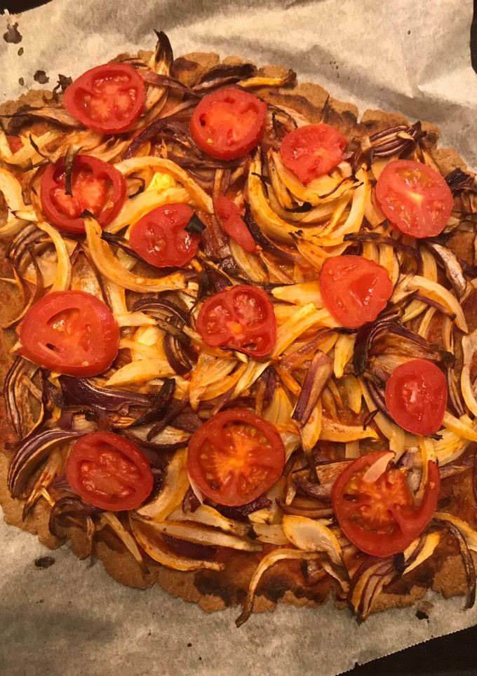 Una foto de Coca de cebolla y tomate
