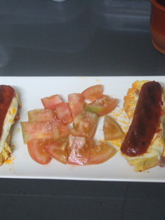 Una foto de Chorizos con pastel de pan y jamón