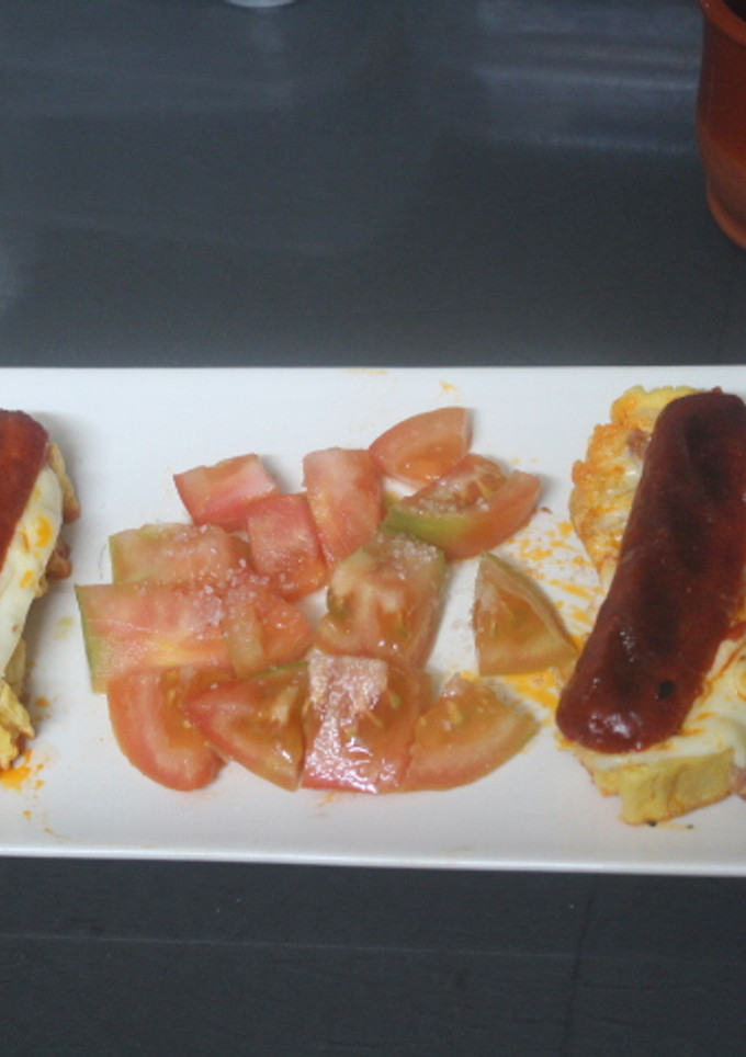 Una foto de Chorizos con pastel de pan y jamón