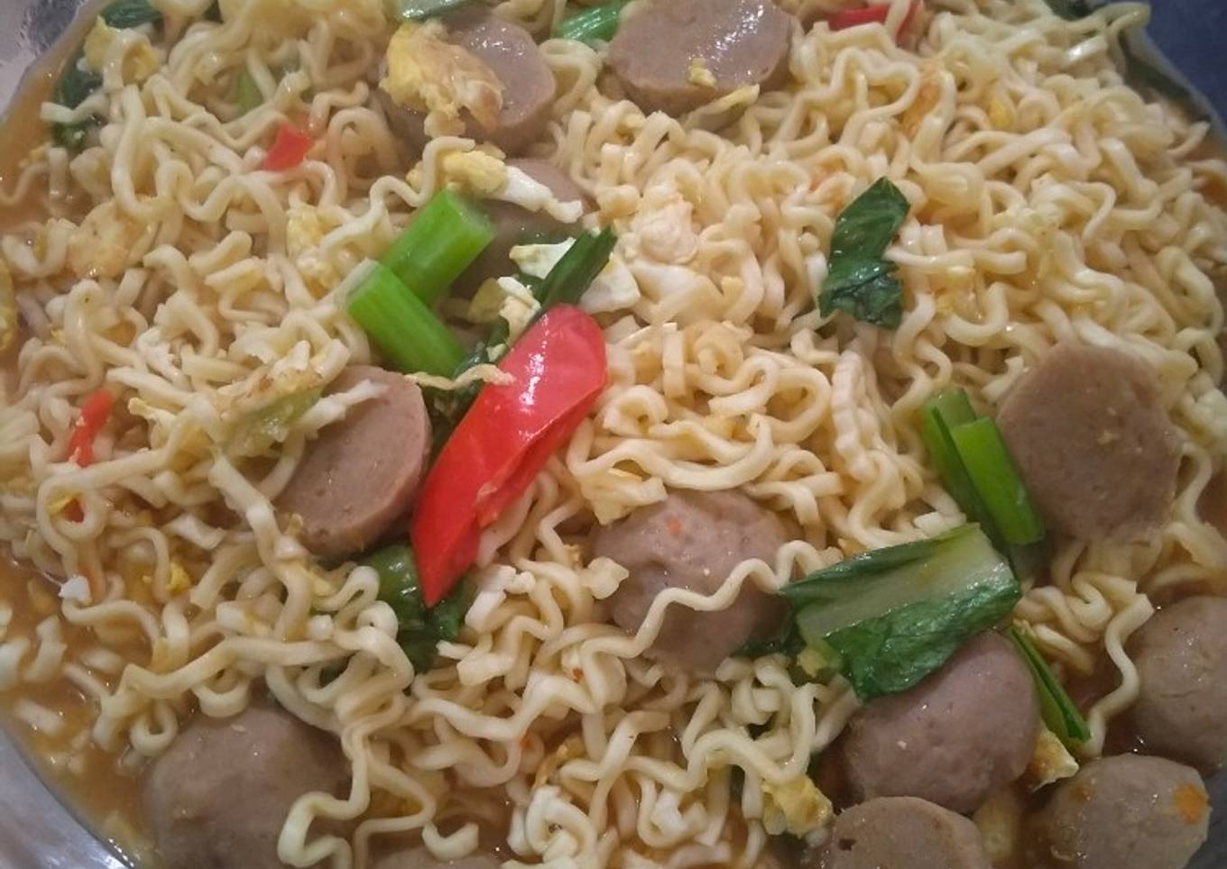 Mie telor rebus kuah pedas