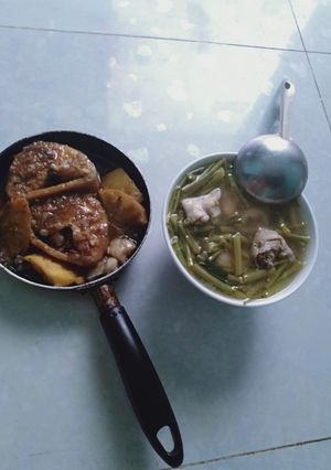 Hình của món Cá trê kho thơm kèm canh chua rau muống nấu cổ gà.